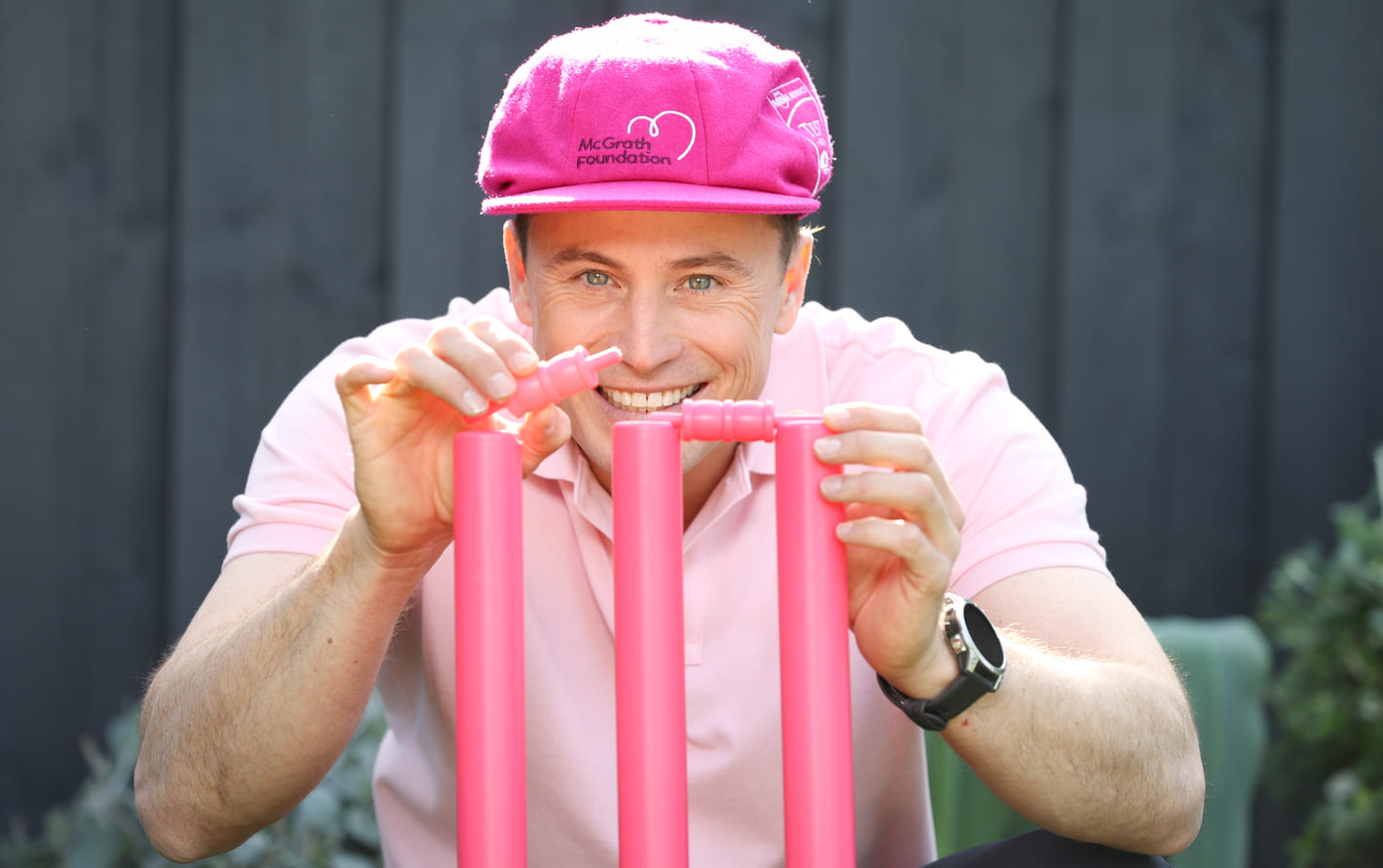 /media/tjndgmnm/james-tobin-mcgrath-foundation-fundraising-super-squad-member-adjusting-pink-stumps-1.jpg?rmode=pad